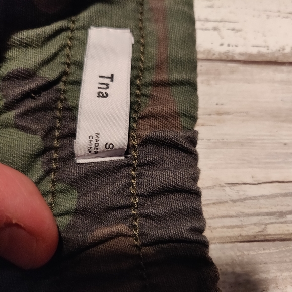 Aritzia TNA camo pants - Picture 6 of 9